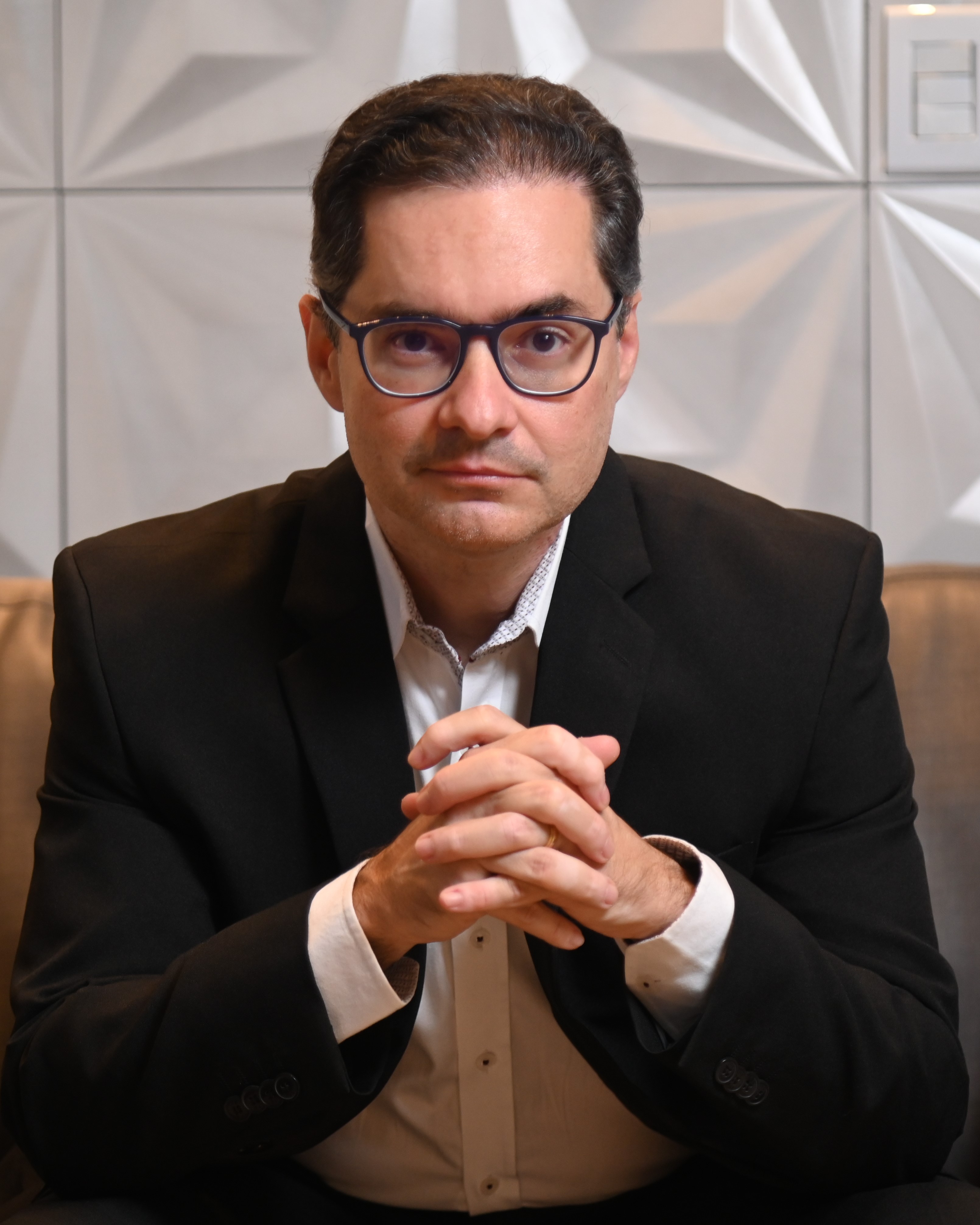 Dr. André Reda em seu consultório